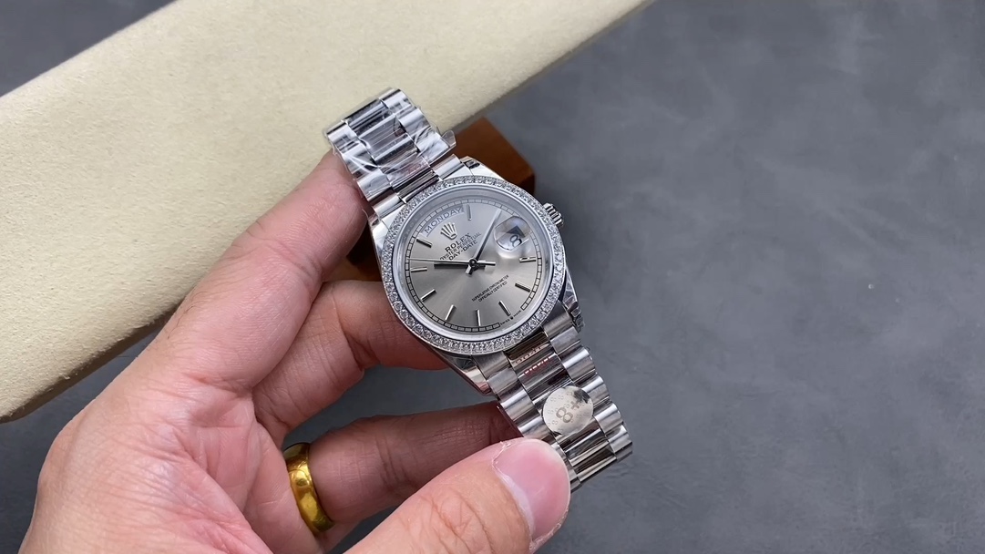 Rolex Day-Date 228349RBR Réplique : Luxueuse Montre en Acier, avec Lunette Diamantée – Image 2