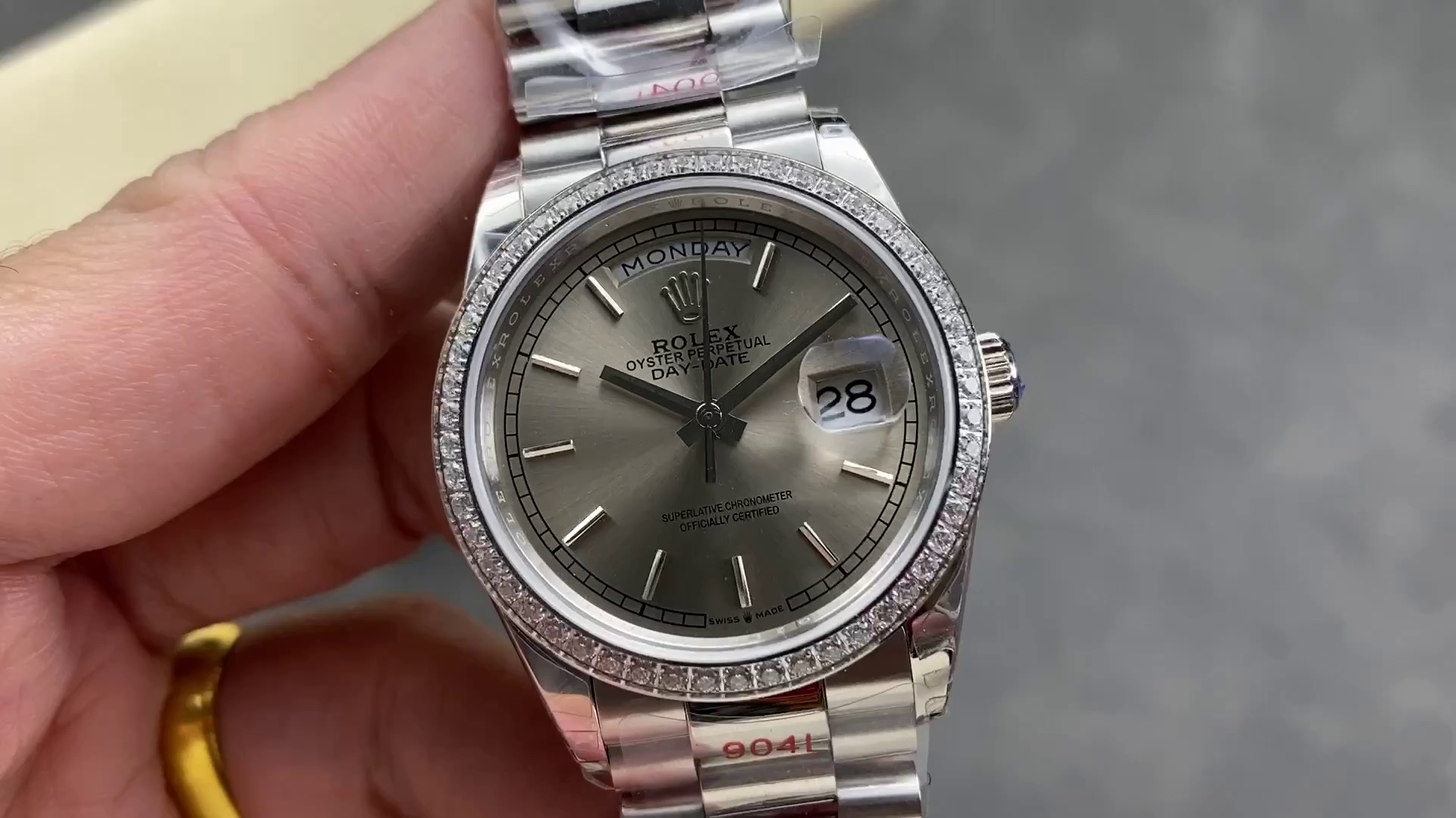 Rolex Day-Date 228349RBR Réplique : Luxueuse Montre en Acier, avec Lunette Diamantée – Image 4
