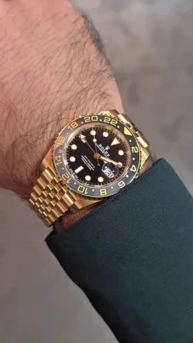 Montre Rolex GMT-Master Réplique m126713 lunette noire et jaune photo review