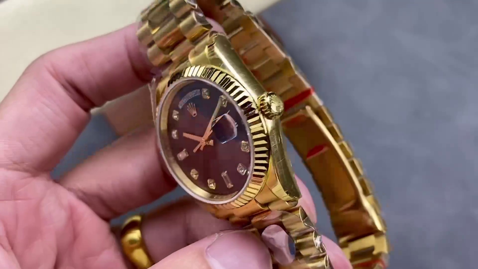 Swiss Rolex Day-Date 128238 Réplique Luxe 36mm | Cadran Chocolat & Diamants | Fluted Bezel – Image 4