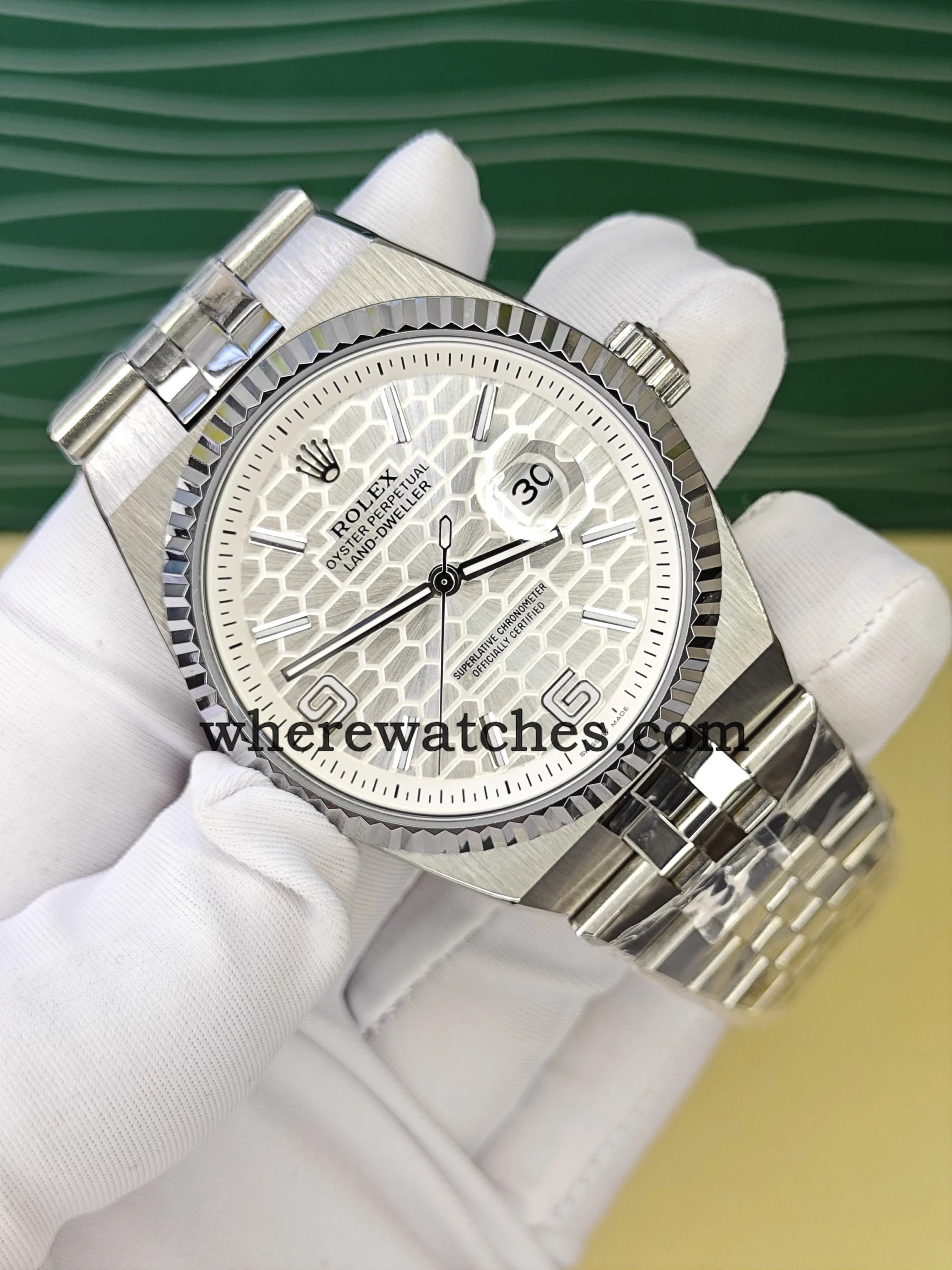 Replica watches Rolex Oyster Perpetual Date 127334 – Montre Automatique Suisse 40mm Cadran Argent Nid d’Abeille – Image 2