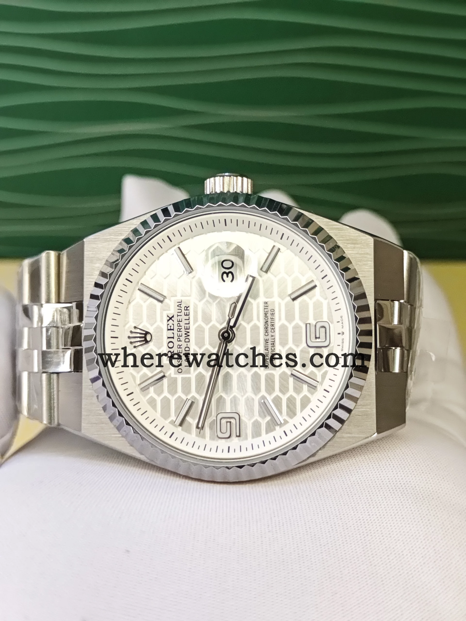 Replica watches Rolex Oyster Perpetual Date 127334 – Montre Automatique Suisse 40mm Cadran Argent Nid d’Abeille – Image 3
