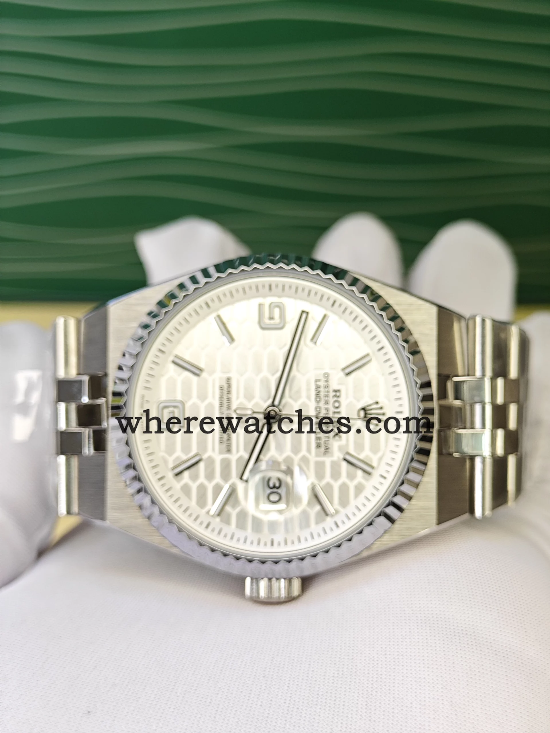 Replica watches Rolex Oyster Perpetual Date 127334 – Montre Automatique Suisse 40mm Cadran Argent Nid d’Abeille – Image 4